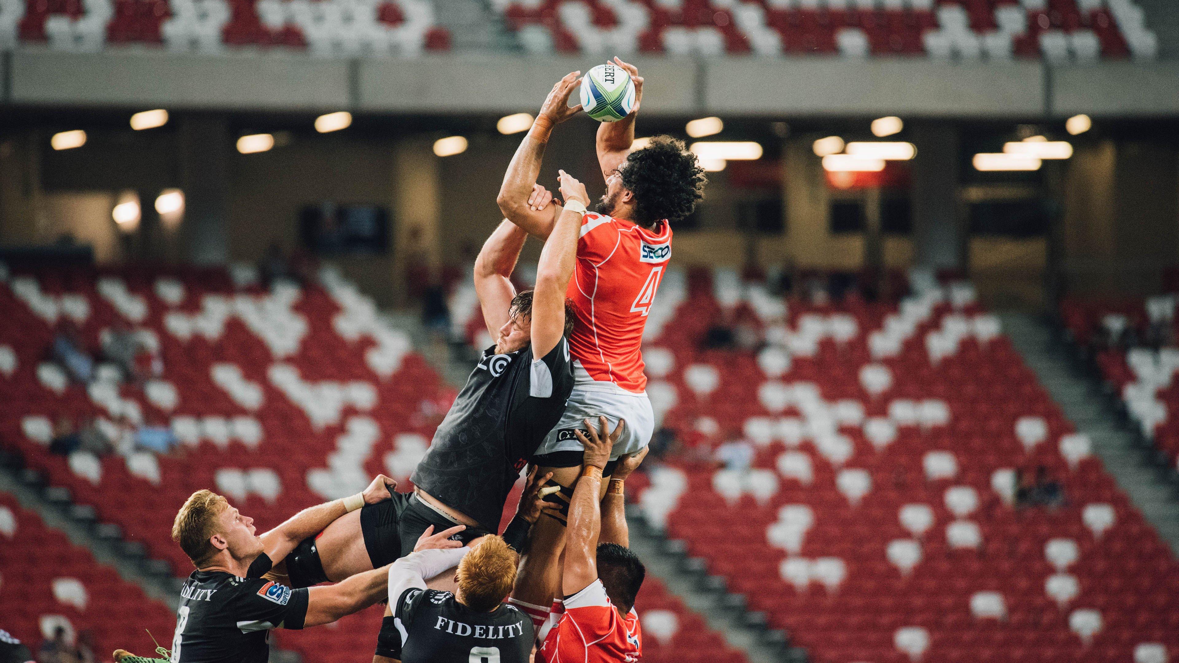 汤普森关键滑倒引发替补席哄笑 勇士队内友谊小船瞬间倾覆